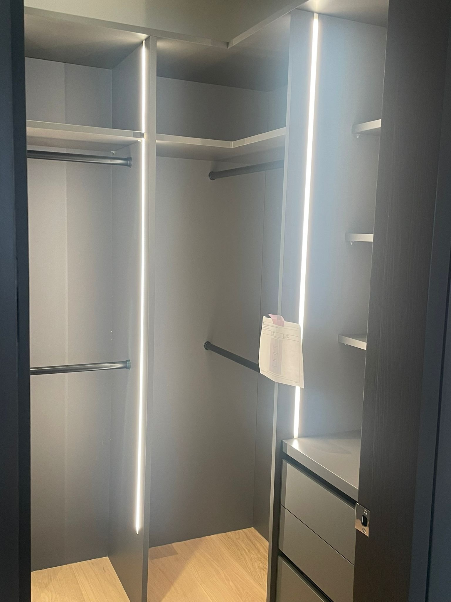 Wardrobe & closet