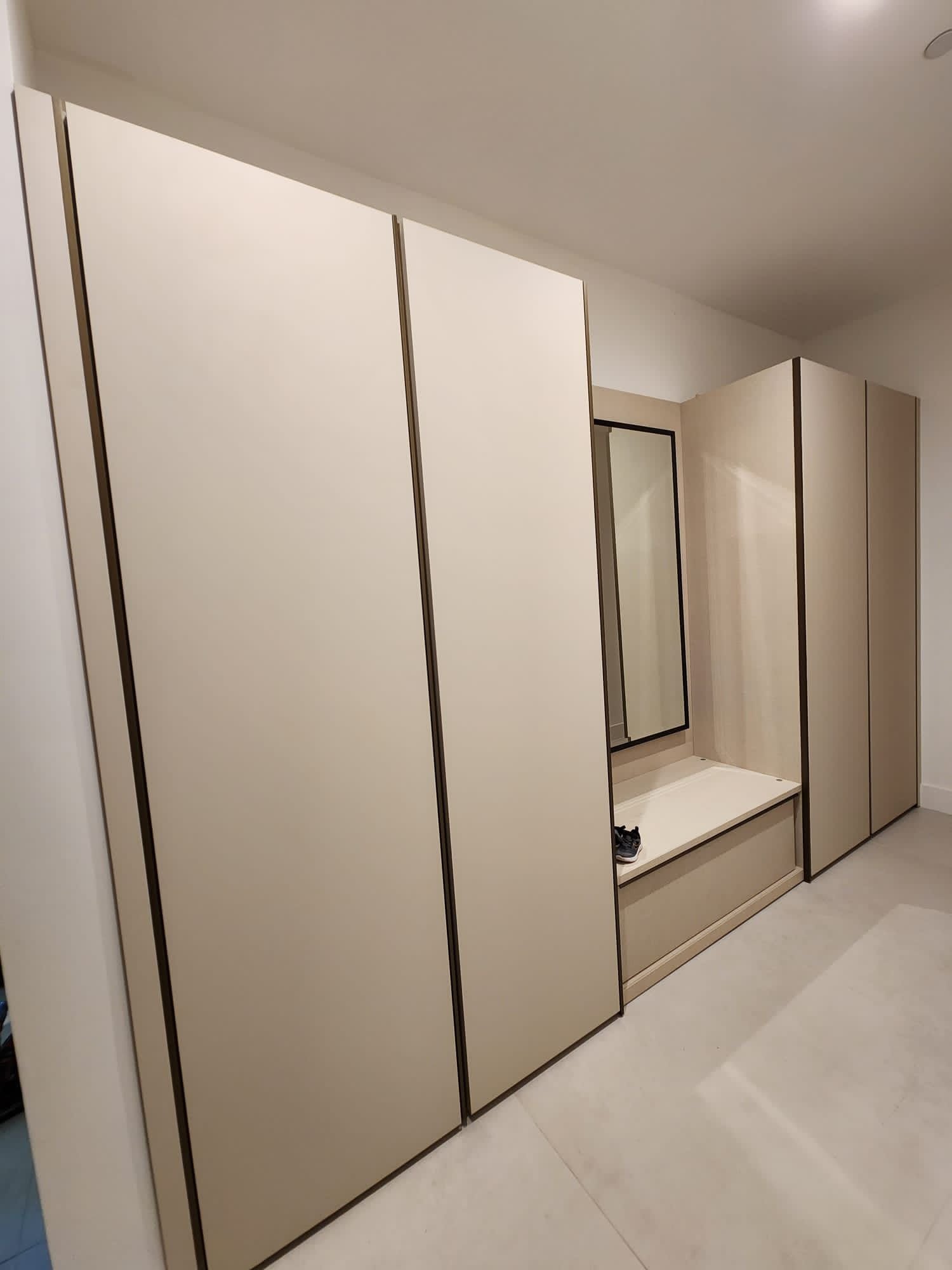 Wardrobe & closet